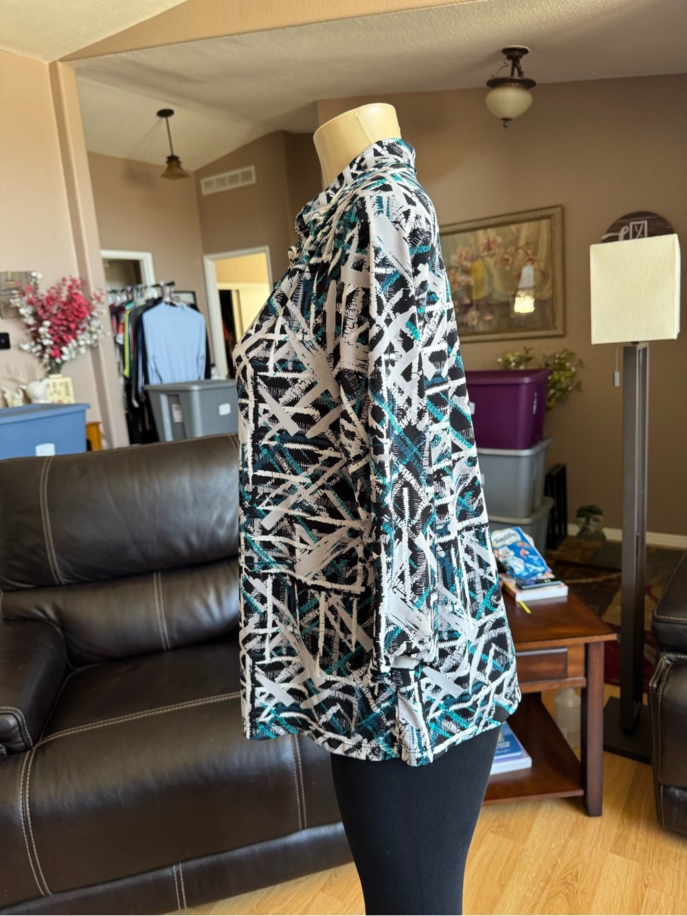 Alfani blue, black & white geometric abstract V-neck blouse-size 0X - Picture 7 of 10